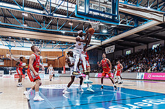 Basketball, Basketball Superliga 2023/24 , SF 4, Oberwart Gunners, Traiskirchen Lions, Edgars Lasenbergs (25), Shaquille Rombley (5), Derrek Brooks (11)