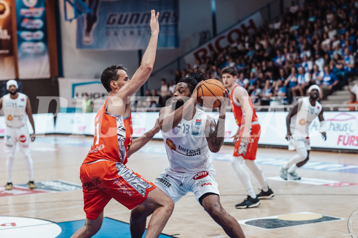 Basketball, Basketball Superliga 2023/24 , SF 4, Oberwart Gunners, Traiskirchen Lions, Fabricio Vay (11), Kris Monroe (13)