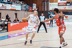 Basketball, Basketball Superliga 2023/24 , SF 4, Oberwart Gunners, Traiskirchen Lions, Sebastian Kaeferle (7), Jaquan Lawrence (40)