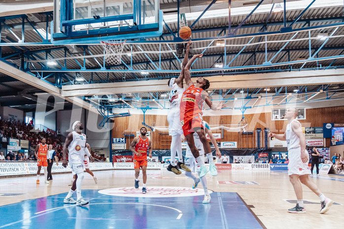 Basketball, Basketball Superliga 2023/24 , SF 4, Oberwart Gunners, Traiskirchen Lions, Derrek Brooks (11), Demarcus Demonia (4)