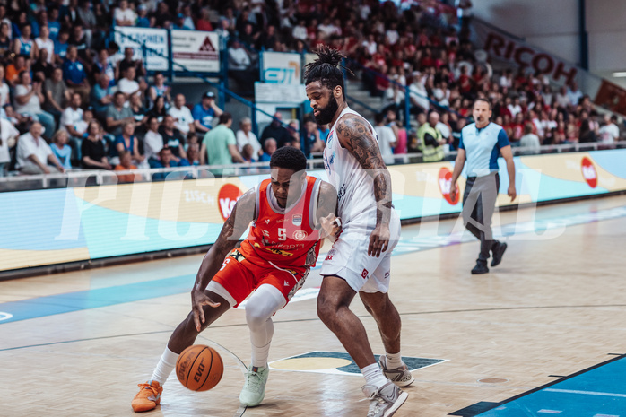 Basketball, Basketball Superliga 2023/24 , SF 4, Oberwart Gunners, Traiskirchen Lions, Davon Clare (5), Kris Monroe (13)