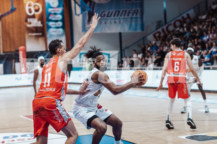 Basketball, Basketball Superliga 2023/24 , SF 4, Oberwart Gunners, Traiskirchen Lions, Fabricio Vay (11), Kris Monroe (13)