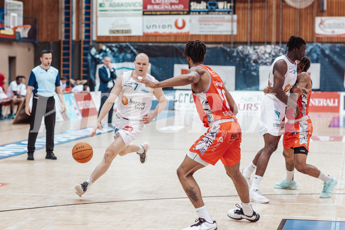 Basketball, Basketball Superliga 2023/24 , SF 4, Oberwart Gunners, Traiskirchen Lions, Sebastian Kaeferle (7), Jaquan Lawrence (40)