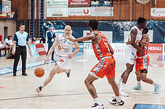 Basketball, Basketball Superliga 2023/24 , SF 4, Oberwart Gunners, Traiskirchen Lions, Sebastian Kaeferle (7), Jaquan Lawrence (40)