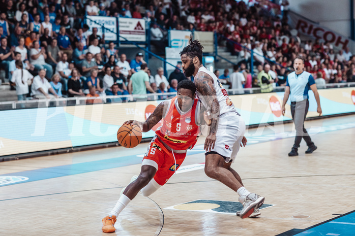 Basketball, Basketball Superliga 2023/24 , SF 4, Oberwart Gunners, Traiskirchen Lions, Davon Clare (5), Kris Monroe (13)