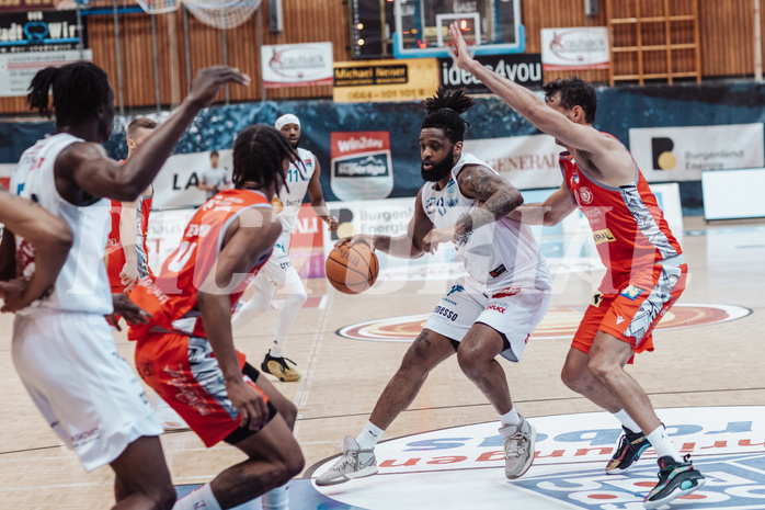 Basketball, Basketball Superliga 2023/24 , SF 4, Oberwart Gunners, Traiskirchen Lions, Kris Monroe (13), Fabricio Vay (11)