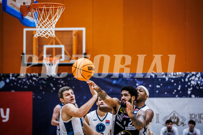 Basketball, Win2Day Superliga 2023/24, Grunddurchgang 9.Runde, Vienna Timberwolves, Gmunden Swans, Moritz Lanegger (21), Trey Alex Moses (24)