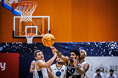 Basketball, Win2Day Superliga 2023/24, Grunddurchgang 9.Runde, Vienna Timberwolves, Gmunden Swans, Moritz Lanegger (21), Trey Alex Moses (24)