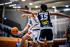 Basketball, Win2Day Superliga 2023/24, Grunddurchgang 9.Runde, Vienna Timberwolves, Gmunden Swans, Elias Wlasak (8), Patrick Emilien (15)
