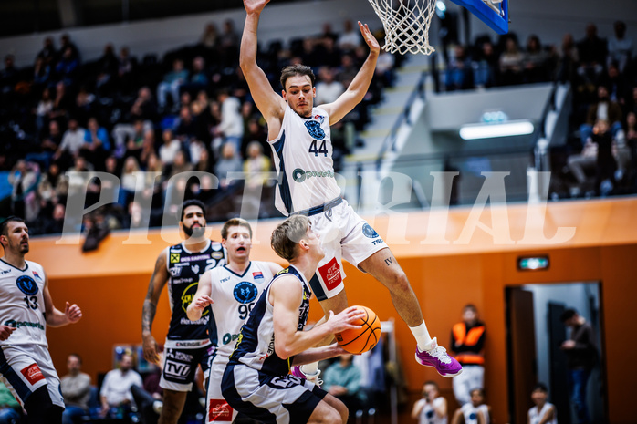 Basketball, Win2Day Superliga 2023/24, Grunddurchgang 9.Runde, Vienna Timberwolves, Gmunden Swans, Jakob Lohr (12), Ivor Kuresevic (44)
