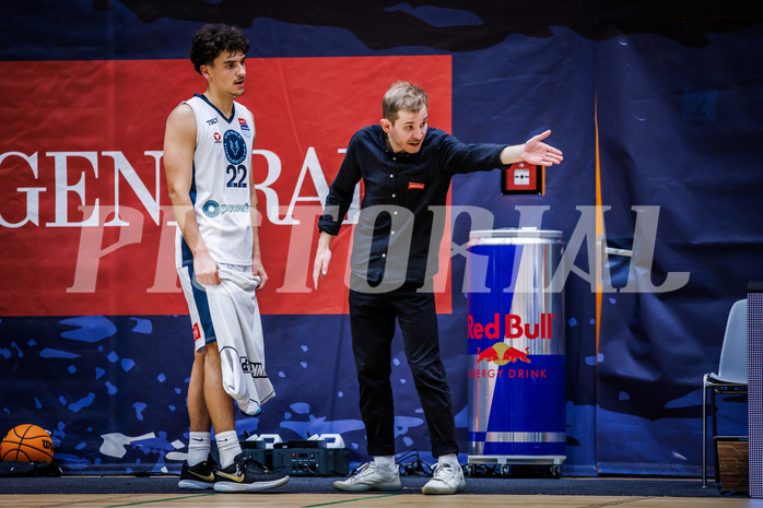 Basketball, Win2Day Superliga 2023/24, Grunddurchgang 9.Runde, Vienna Timberwolves, Gmunden Swans, Daniele Kuchar (22), Justin Schlünken (Head Coach)