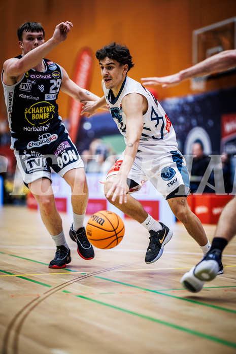 Basketball, Win2Day Superliga 2023/24, Grunddurchgang 9.Runde, Vienna Timberwolves, Gmunden Swans, Orri Gunnarsson (29), Daniele Kuchar (22)