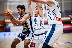 Basketball, Win2Day Superliga 2023/24, Grunddurchgang 9.Runde, Vienna Timberwolves, Gmunden Swans, Patrick Emilien (15), Ivor Kuresevic (44)