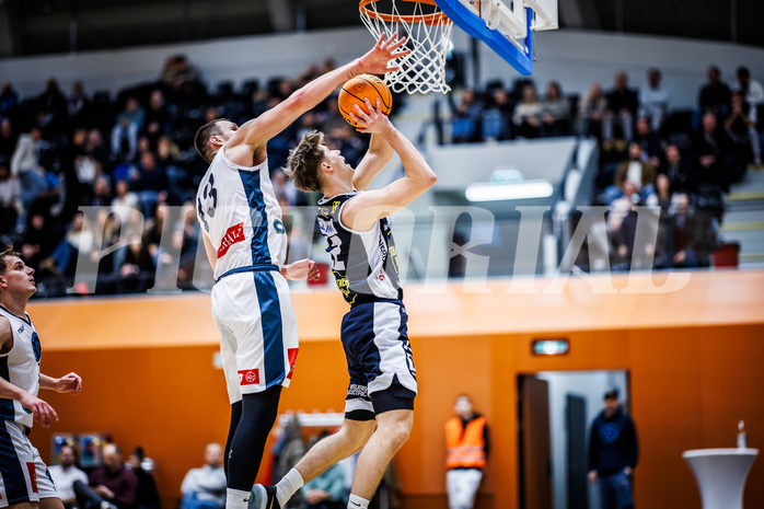 Basketball, Win2Day Superliga 2023/24, Grunddurchgang 9.Runde, Vienna Timberwolves, Gmunden Swans, Ziga Fifolt (13), Jakob Lohr (12)