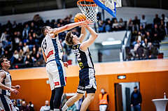Basketball, Win2Day Superliga 2023/24, Grunddurchgang 9.Runde, Vienna Timberwolves, Gmunden Swans, Ziga Fifolt (13), Jakob Lohr (12)