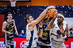 Basketball, Win2Day Superliga 2023/24, Grunddurchgang 9.Runde, Vienna Timberwolves, Gmunden Swans, Moritz Lanegger (21), Trey Alex Moses (24)