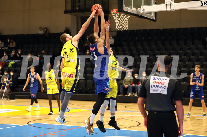 Basketball Superliga 2021/22, Grunddurchgang 9.Runde UBSC Graz vs. Vienna D.C. Timberwolves, Tanner Giddings (5),Ziga Fifolt (13)