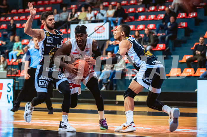 Basketball, Win2Day Superliga 2022/23, 4. Platzierungsrunde, BC Vienna, Gmunden Swans, Daniel Friedrich (6), Jahenns Manigat (21)