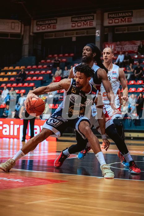 Basketball, Win2Day Superliga 2022/23, 4. Platzierungsrunde, BC Vienna, Gmunden Swans, Urald King (20), Carlos Novas Mateo (2)