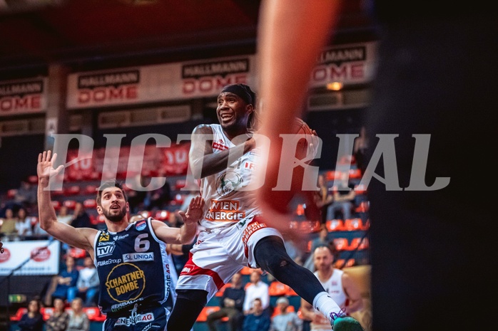 Basketball, Win2Day Superliga 2022/23, 4. Platzierungsrunde, BC Vienna, Gmunden Swans, Daniel Friedrich (6), Jahenns Manigat (21)
