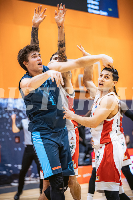 Basketball, Win2Day Superliga 2022/23, Grunddurchgang 6.Runde, Vienna D.C. Timberwolves, BC GGMT Vienna, Luka Damjanac (13), Mustafa Hassan Zadeh (55)