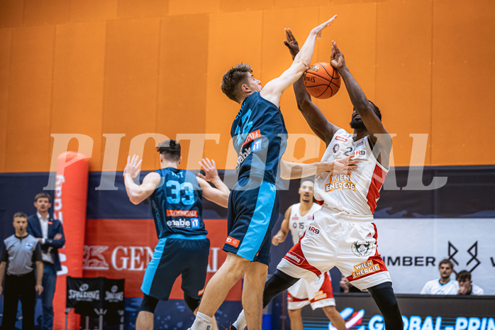 Basketball, Win2Day Superliga 2022/23, Grunddurchgang 6.Runde, Vienna D.C. Timberwolves, BC GGMT Vienna, Jakob Lohr (12), Carlos Novas Mateo (2)