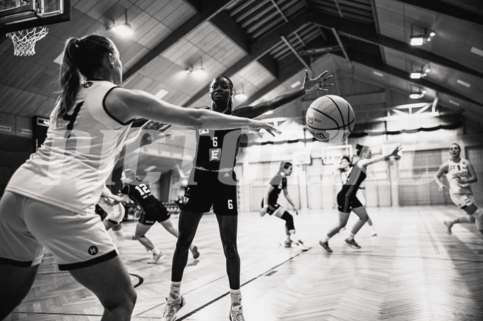 Basketball, Win2Day Basketball Damen Superliga 2024/25, Grunddurchgang 9.Runde, Basket Flames, UBSC-DBBC Graz, Stella Popp (4), Dierry Sow (6)