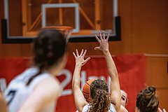Basketball, Win2Day Basketball Damen Superliga 2022/23, Grunddurchgang 3.Runde, Vienna Timberwolves, DBB LZ OÖ, Sonja Andjelkovic (10), Cristina Nino (2)