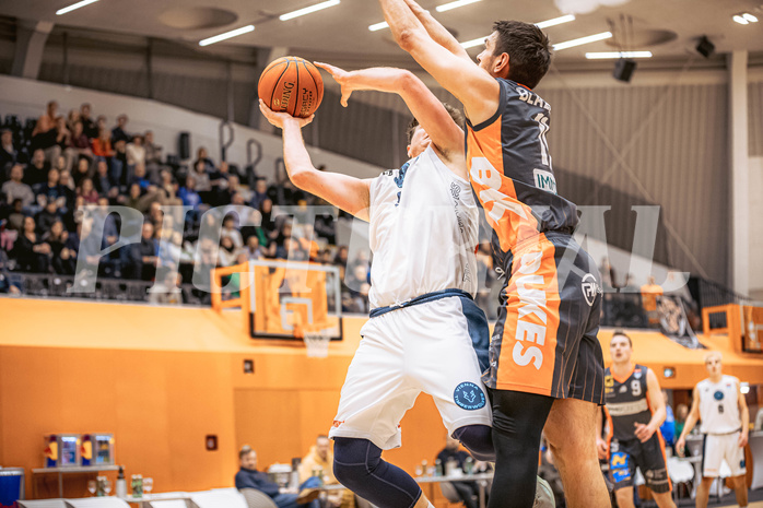 Basketball, Win2Day Superliga 2022/23, Grunddurchgang 13.Runde, Vienna Timberwolves, BK IMMOunited Dukes, Philipp D’Angelo (9), Benjamin Blazevic (11)