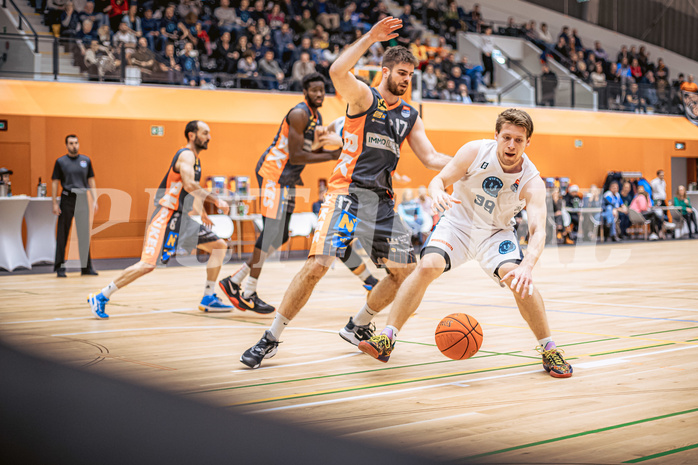 Basketball, Win2Day Superliga 2022/23, Grunddurchgang 13.Runde, Vienna Timberwolves, BK IMMOunited Dukes, Jakob Wonisch (17), Jonas John (99)