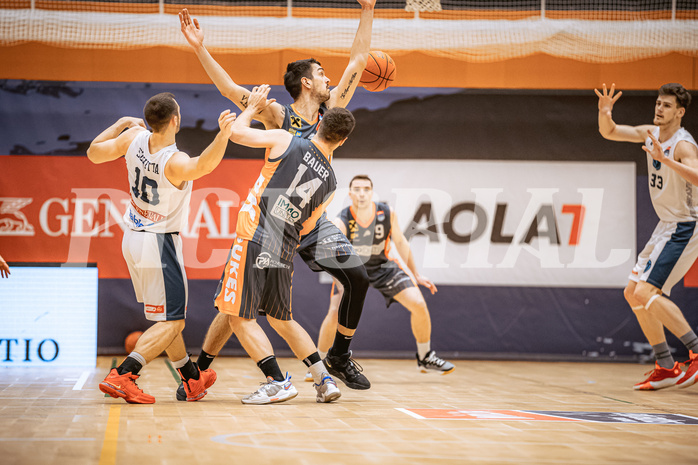 Basketball, Win2Day Superliga 2022/23, Grunddurchgang 13.Runde, Vienna Timberwolves, BK IMMOunited Dukes, Jakob Szkutta (10), Valentin Bauer (14)