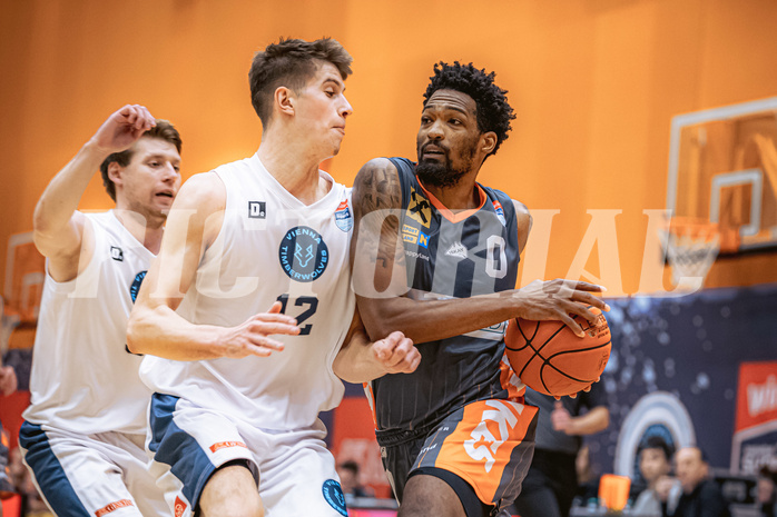 Basketball, Win2Day Superliga 2022/23, Grunddurchgang 13.Runde, Vienna Timberwolves, BK IMMOunited Dukes, Jakob Lohr (12), Kevin Bracy-Davies (0)
