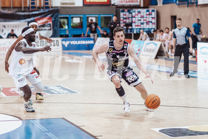 Basketball, Basketball Superliga 2023/24 , VF 2, Oberwart Gunners, Gmunden Swans, Munis Tutu (10), Benedikt Guettl (7)