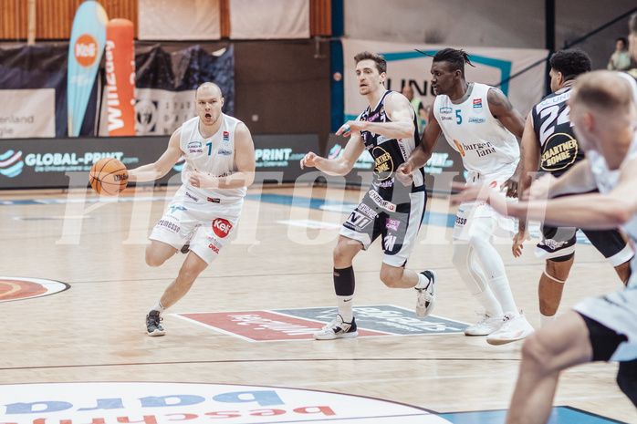 Basketball, Basketball Superliga 2023/24 , VF 2, Oberwart Gunners, Gmunden Swans, Sebastian Kaeferle (7), Benedikt Guettl (7), Shaquille Rombley (5)