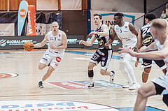 Basketball, Basketball Superliga 2023/24 , VF 2, Oberwart Gunners, Gmunden Swans, Sebastian Kaeferle (7), Benedikt Guettl (7), Shaquille Rombley (5)