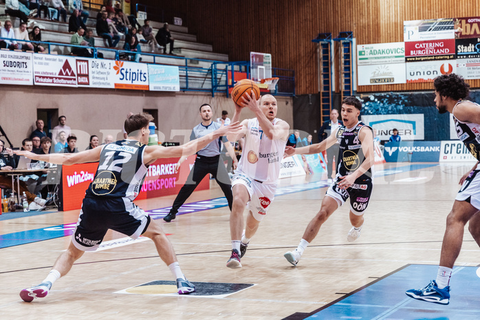 Basketball, Basketball Superliga 2023/24 , VF 2, Oberwart Gunners, Gmunden Swans, Jakob Lohr (12), Sebastian Kaeferle (7), Vuk Zivanovic (4)