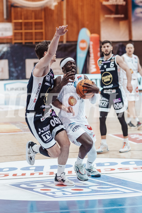 Basketball, Basketball Superliga 2023/24 , VF 2, Oberwart Gunners, Gmunden Swans, Benedikt Guettl (7), Munis Tutu (10)