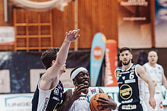 Basketball, Basketball Superliga 2023/24 , VF 2, Oberwart Gunners, Gmunden Swans, Benedikt Guettl (7), Munis Tutu (10)