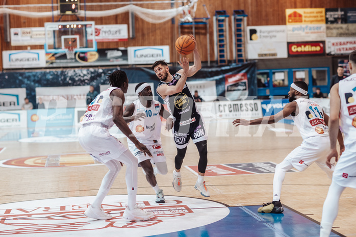 Basketball, Basketball Superliga 2023/24 , VF 2, Oberwart Gunners, Gmunden Swans, Shaquille Rombley (5), Munis Tutu (10), Daniel Friedrich (6)