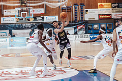 Basketball, Basketball Superliga 2023/24 , VF 2, Oberwart Gunners, Gmunden Swans, Shaquille Rombley (5), Munis Tutu (10), Daniel Friedrich (6)