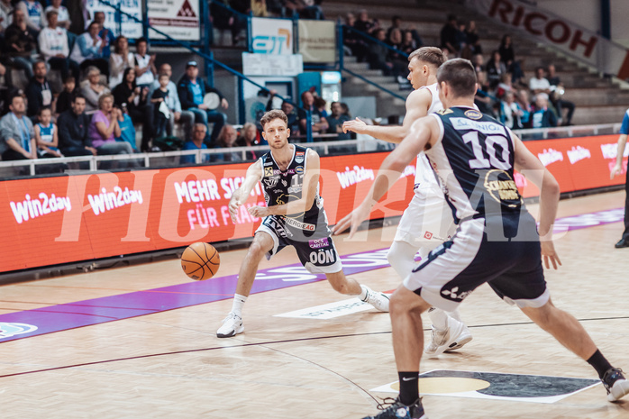 Basketball, Basketball Superliga 2023/24 , VF 2, Oberwart Gunners, Gmunden Swans, Lukas Schartmueller (11), Jonathan Knessl (12), Toni Blazan (10)