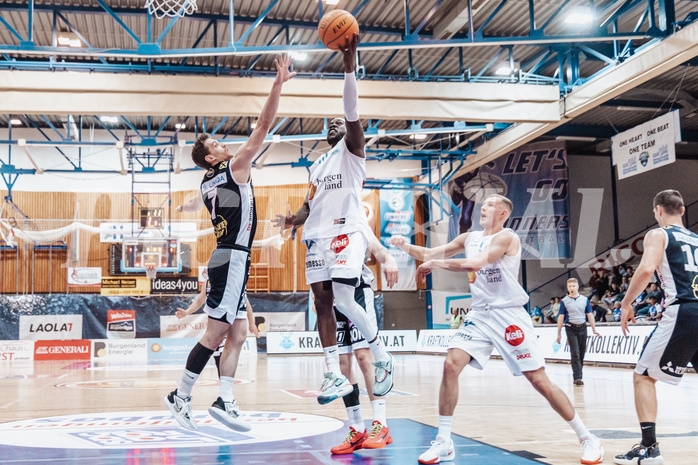 Basketball, Basketball Superliga 2023/24 , VF 2, Oberwart Gunners, Gmunden Swans, Benedikt Guettl (7), Munis Tutu (10), Edi Patekar (9)