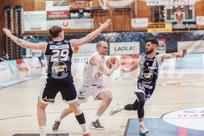 Basketball, Basketball Superliga 2023/24 , VF 2, Oberwart Gunners, Gmunden Swans, Orri Gunnarsson (29), Sebastian Kaeferle (7), Daniel Friedrich (6)