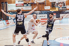 Basketball, Basketball Superliga 2023/24 , VF 2, Oberwart Gunners, Gmunden Swans, Orri Gunnarsson (29), Sebastian Kaeferle (7), Daniel Friedrich (6)