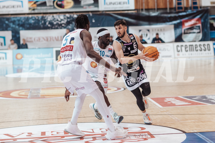 Basketball, Basketball Superliga 2023/24 , VF 2, Oberwart Gunners, Gmunden Swans, Shaquille Rombley (5), Munis Tutu (10), Daniel Friedrich (6)