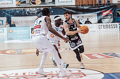 Basketball, Basketball Superliga 2023/24 , VF 2, Oberwart Gunners, Gmunden Swans, Shaquille Rombley (5), Munis Tutu (10), Daniel Friedrich (6)
