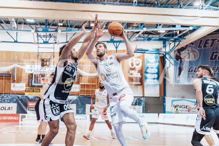 Basketball, Basketball Superliga 2023/24 , VF 2, Oberwart Gunners, Gmunden Swans, Patrick Emilien (15), Daniel Koeppel (14)