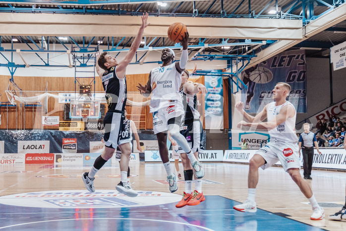 Basketball, Basketball Superliga 2023/24 , VF 2, Oberwart Gunners, Gmunden Swans, Benedikt Guettl (7), Munis Tutu (10), Edi Patekar (9)