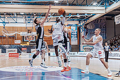 Basketball, Basketball Superliga 2023/24 , VF 2, Oberwart Gunners, Gmunden Swans, Benedikt Guettl (7), Munis Tutu (10), Edi Patekar (9)