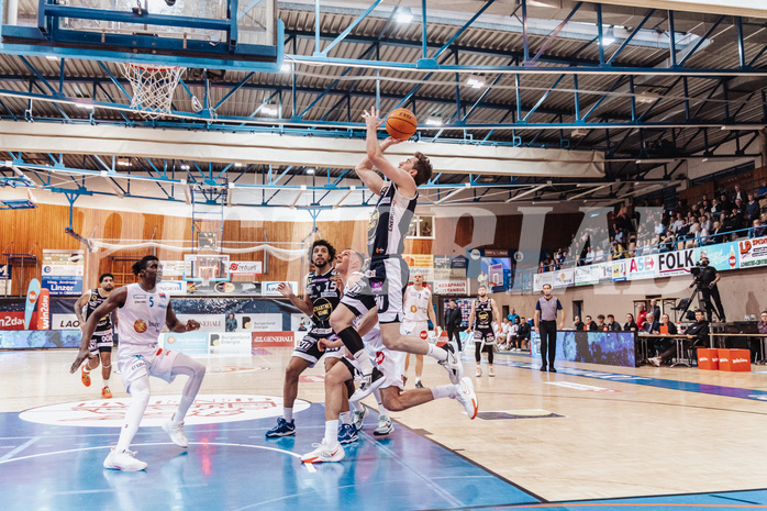 Basketball, Basketball Superliga 2023/24 , VF 2, Oberwart Gunners, Gmunden Swans, Shaquille Rombley (5), Patrick Emilien (15), Edi Patekar (9), Benedikt Guettl (7)